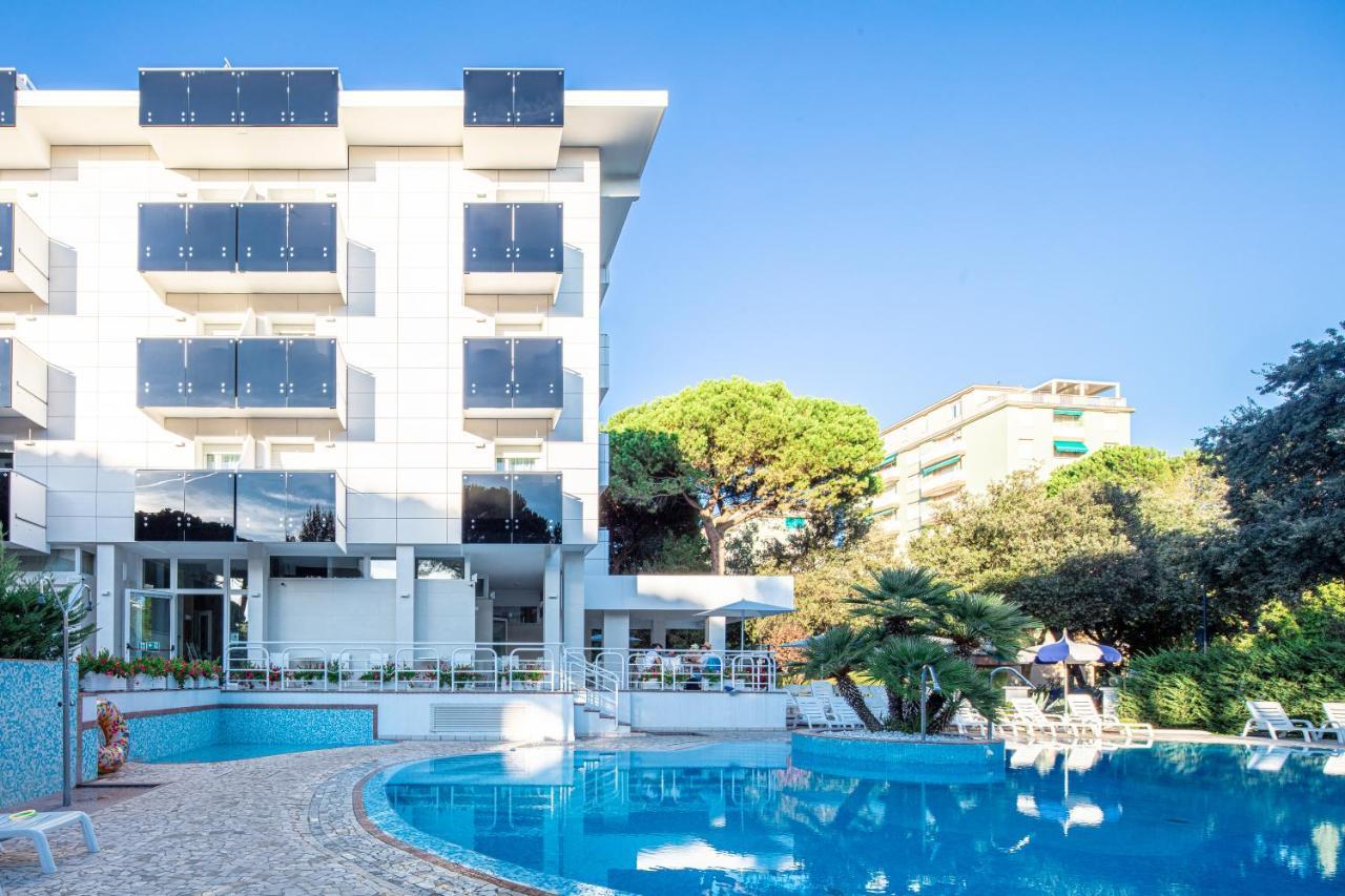 Hotel Ambassador Meuble Ліньяно-Сабб'ядоро Екстер'єр фото