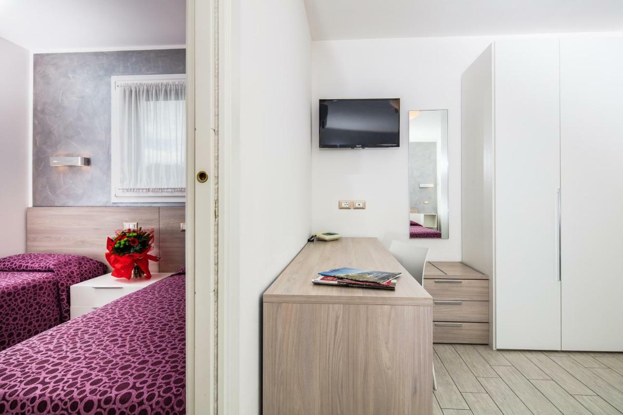 Hotel Ambassador Meuble Ліньяно-Сабб'ядоро Екстер'єр фото